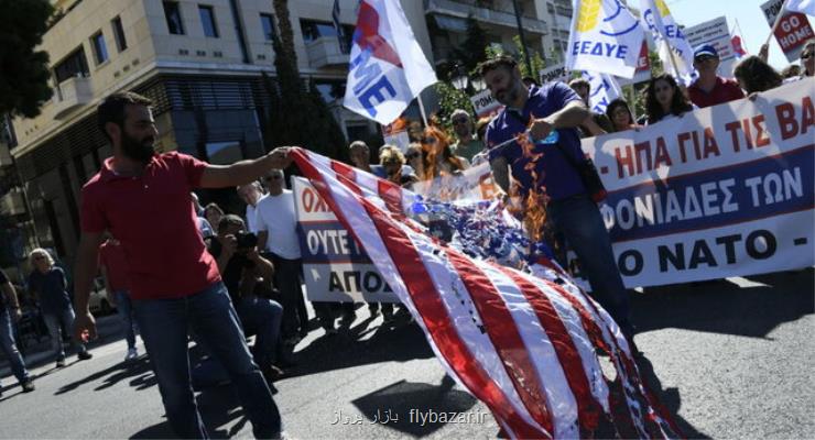 استقبال یونانی ها از پامپئو با آتش زدن پرچم آمریكا